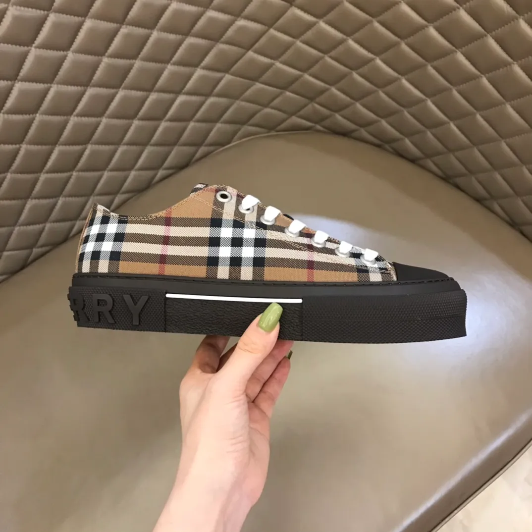 p400 "Burberr*" men's classic low-top sneakers, reinterpreted in Vintage check cotton material and decorated with a new brand logo. First-layer sheepskin lining, embossed Burberry logo on the heel, and original TPU outsole! Size: 38-44 No. 068